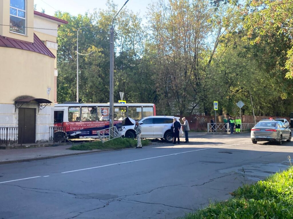 В Рыбинске женщина-депутат на &#171;Танке&#187; протаранила автобус: пострадали 10 человек