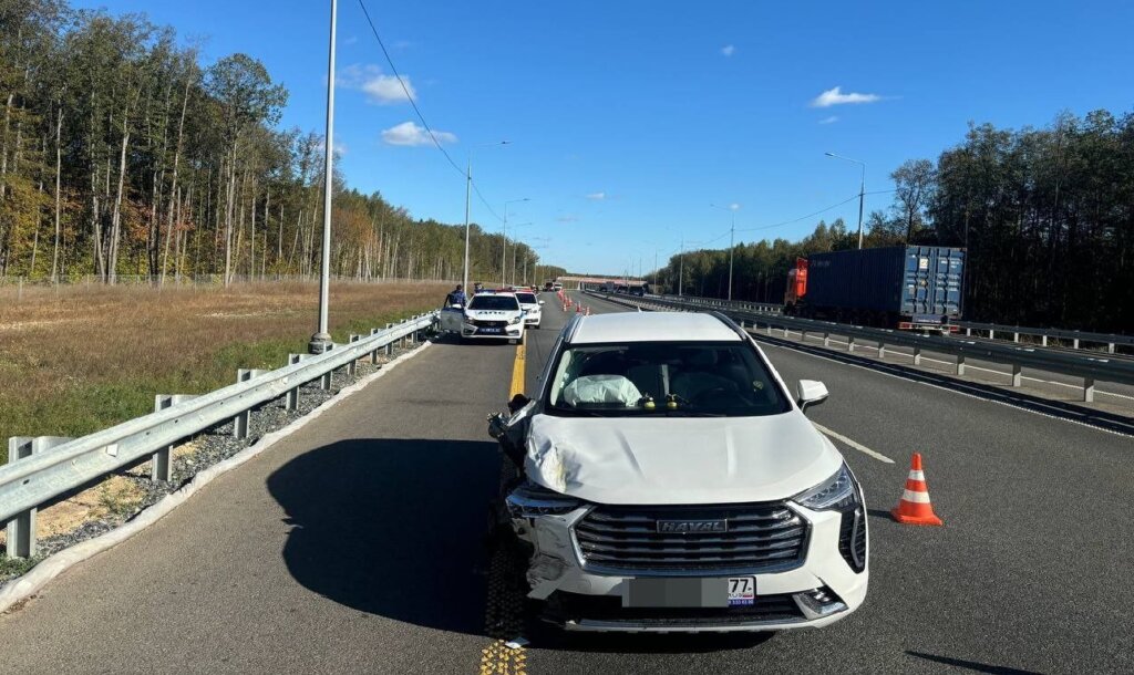 Автомобиль съехал на обочину и столкнулся с мотоциклом на трассе М-12 в Чувашии