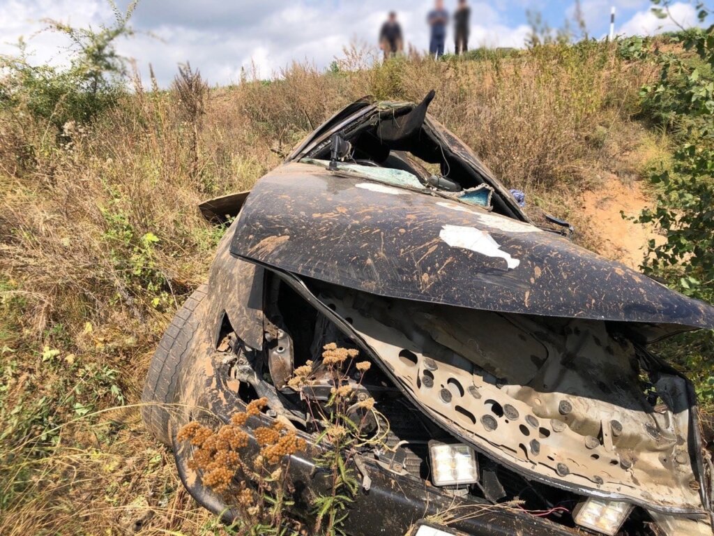 В Оренбургской области Toyota Cresta вылетела в кювет: погибли парень и девушка