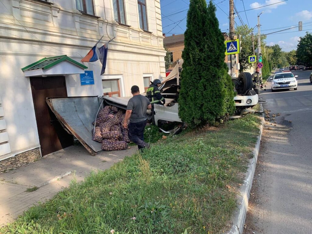 В Тарусе водитель не вписался в поворот и опрокинул фургон