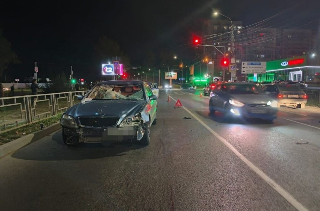 Курьер на велосипеде погиб под колесами автомобиля в Вологде