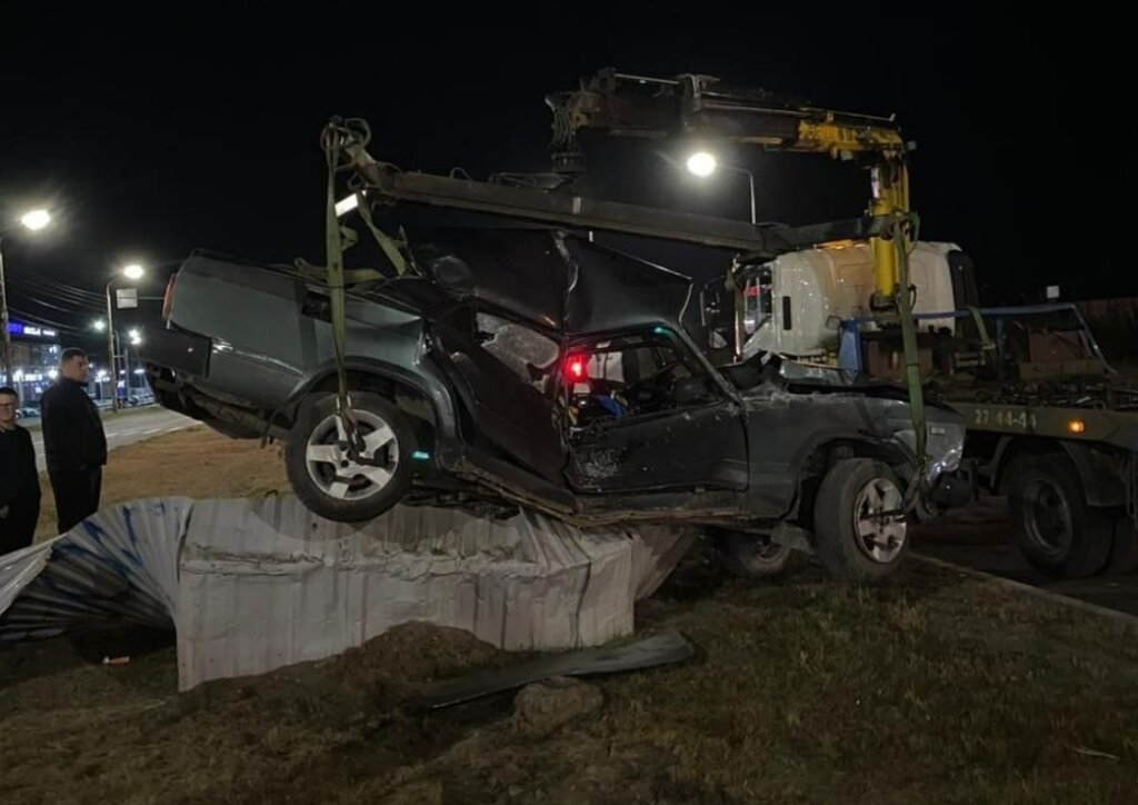 В Петрозаводске ВАЗ на большой скорости влетел в бетонную конструкцию и перевернулся