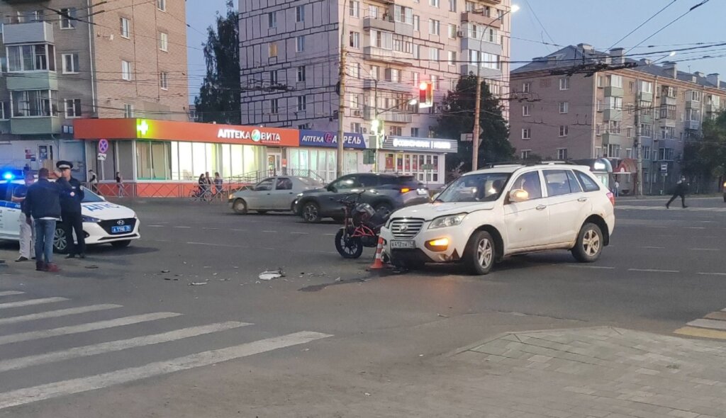 Мотоциклистка попала в жесткое ДТП на перекрестке в Рыбинске