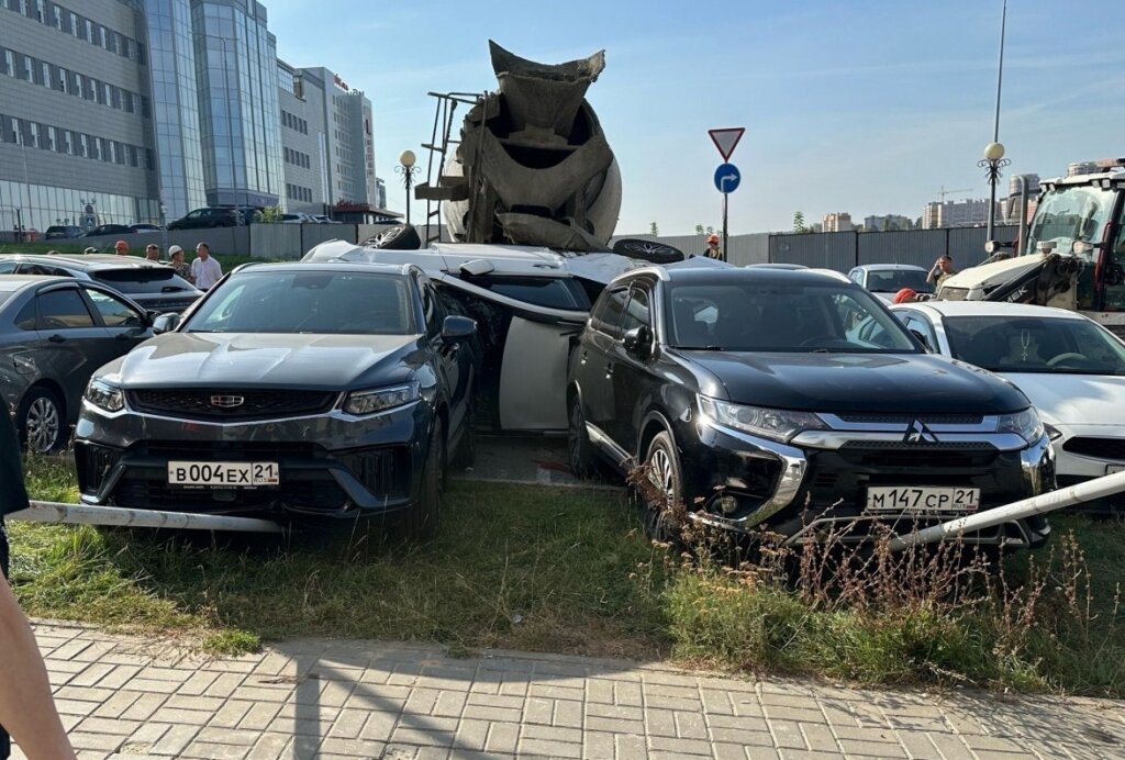 В Чебоксарах бетономешалка без водителя раздавила несколько припаркованных автомобилей