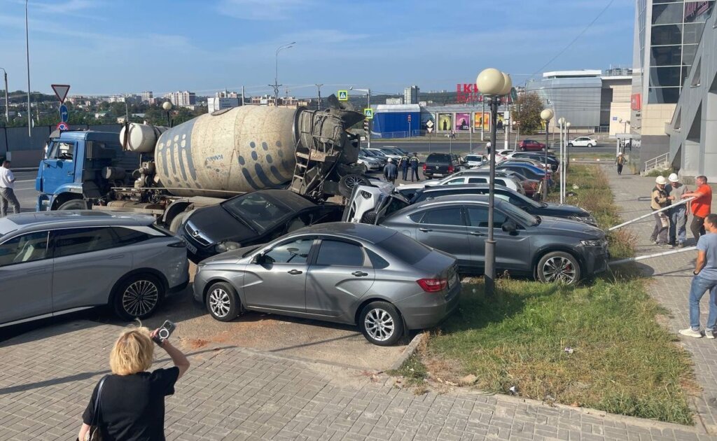 В Чебоксарах бетономешалка без водителя раздавила несколько припаркованных автомобилей