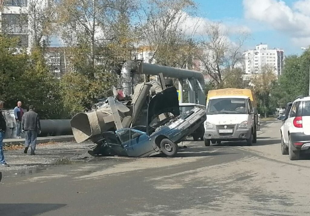 В Челябинске бетономешалка опрокинулась и раздавила два автомобиля