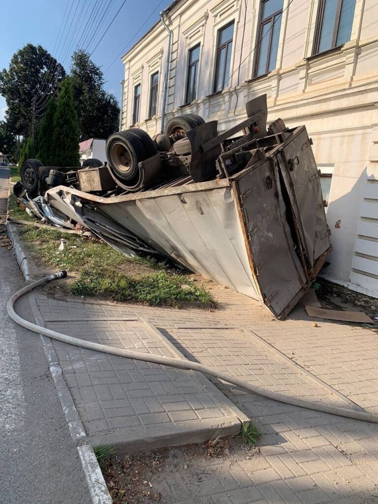 В Тарусе водитель не вписался в поворот и опрокинул фургон