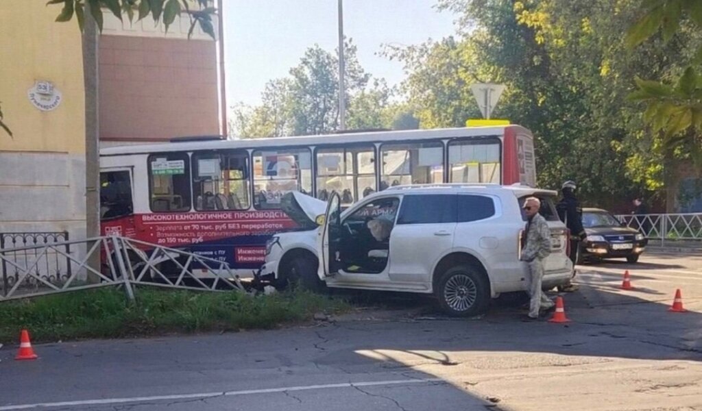 В Рыбинске женщина-депутат на &#171;Танке&#187; протаранила автобус: пострадали 10 человек