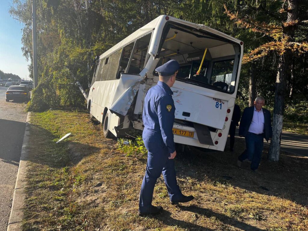 Грузовик на полном ходу снёс автобус в Ульяновске: пострадали 13 человек