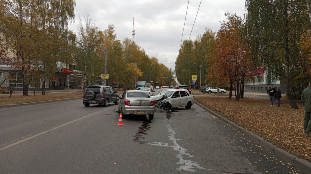 &#171;Вылетел на встречную&#187;: Lada и Datsun лоб в лоб столкнулись в Йошкар-Оле