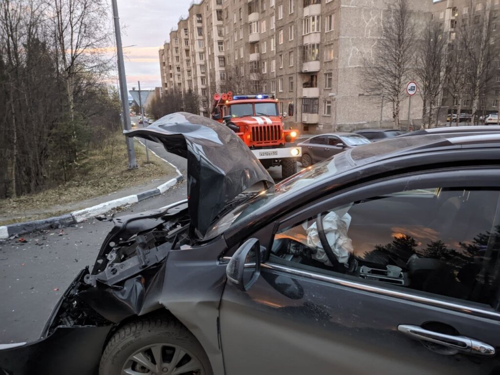 В Оленегорске китайский кроссовер пытался повернуть налево и попал в ДТП