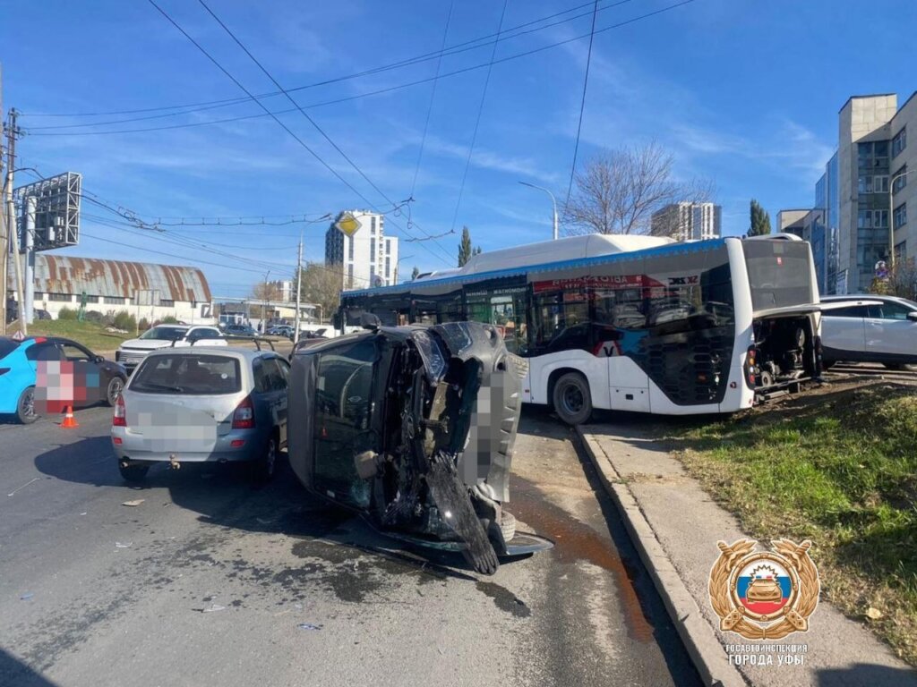 В Уфе автобус протаранил 13 автомобилей