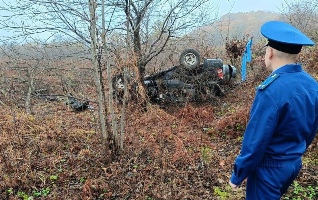 В Приморье внедорожник вылетел в кювет и перевернулся: погибли двое мужчин