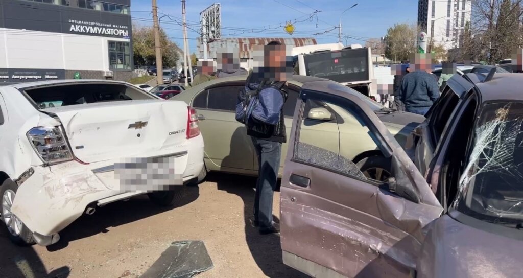 В Уфе автобус протаранил 13 автомобилей