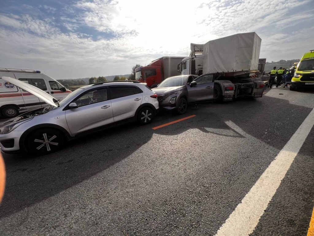 Момент массового ДТП в Подмосковье: самосвал протаранил 12 автомобилей