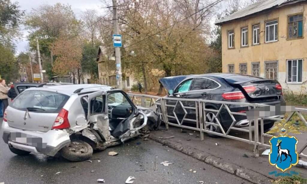 Renault и Mercedes столкнулись на перекрестке в Самаре: погибла женщина