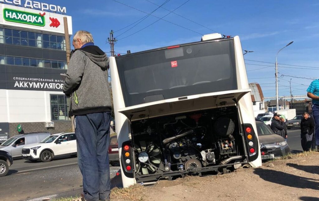 В Уфе автобус протаранил 13 автомобилей