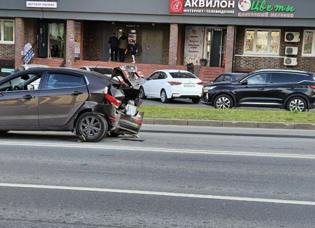 Момент жесткого ДТП в Чебоксарах: водитель &#171;Лансера&#187; не успел затормозить