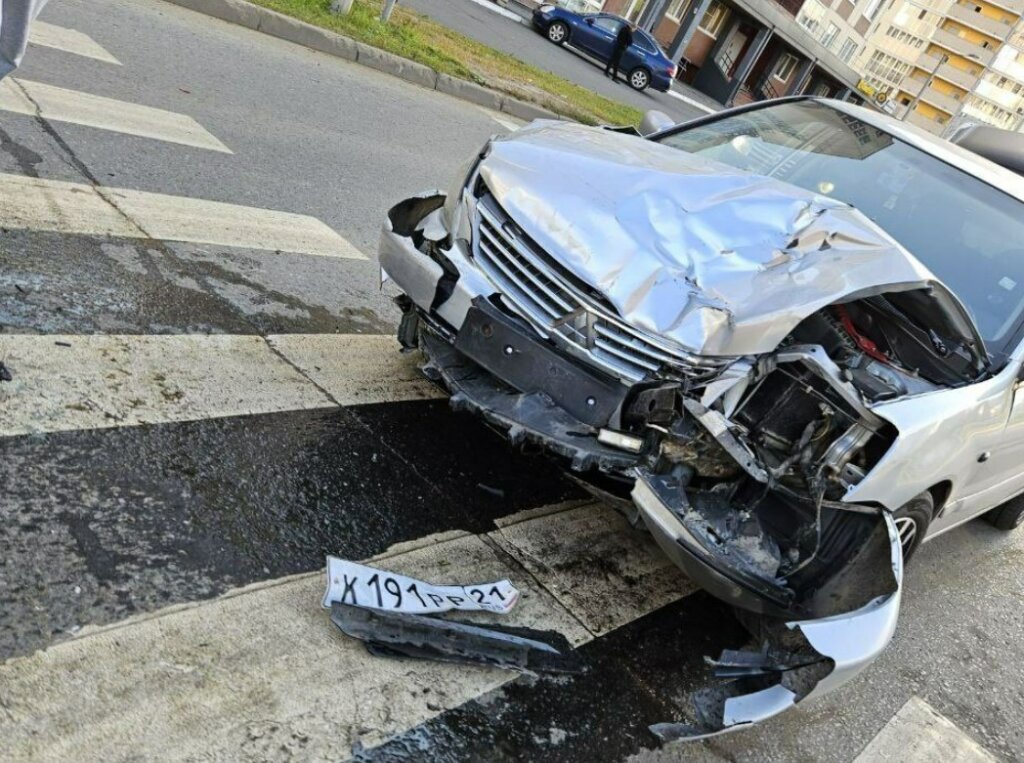 Момент жесткого ДТП в Чебоксарах: водитель &#171;Лансера&#187; не успел затормозить