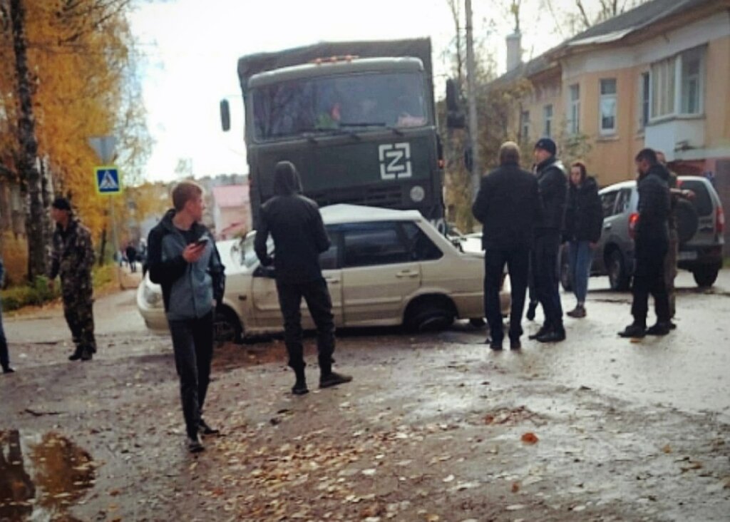 Военный КамАЗ смял легковушку на перекрестке в Бежецке: пострадали люди