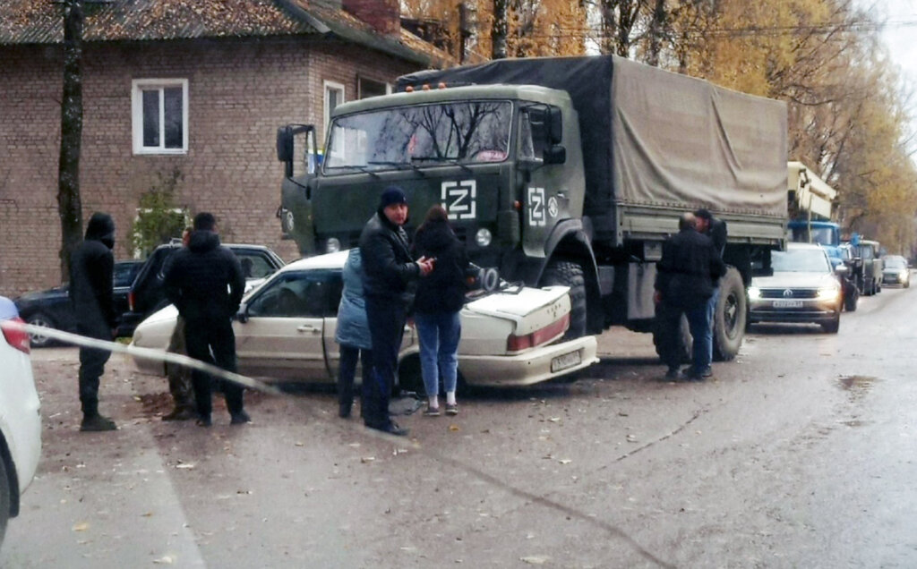 Военный КамАЗ смял легковушку на перекрестке в Бежецке: пострадали люди