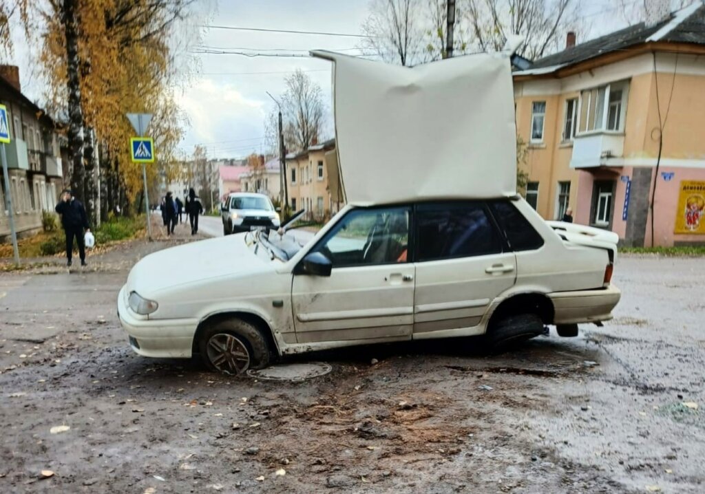 Военный КамАЗ смял легковушку на перекрестке в Бежецке: пострадали люди