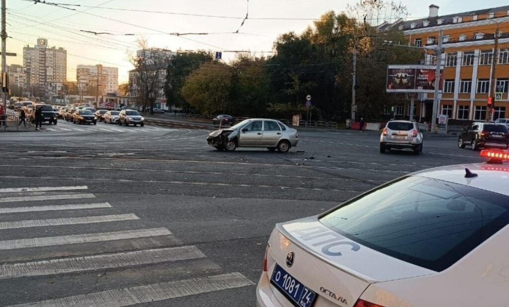 Внедорожник перевернулся в результате утреннего ДТП на перекрестке в Челябинске