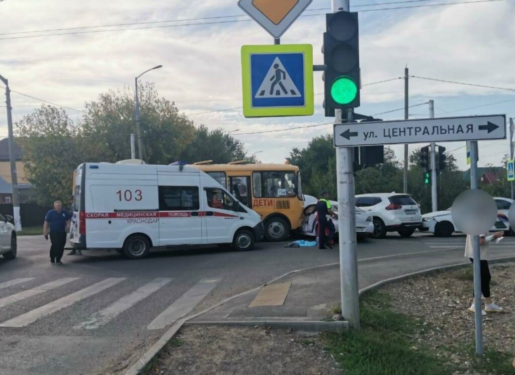 Момент ДТП в Краснодаре: женщина проехала перекресток на красный и столкнулась со школьным автобусом