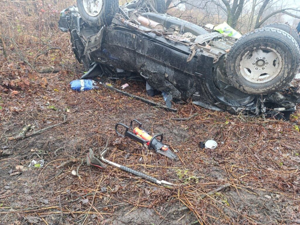 В Приморье внедорожник вылетел в кювет и перевернулся: погибли двое мужчин