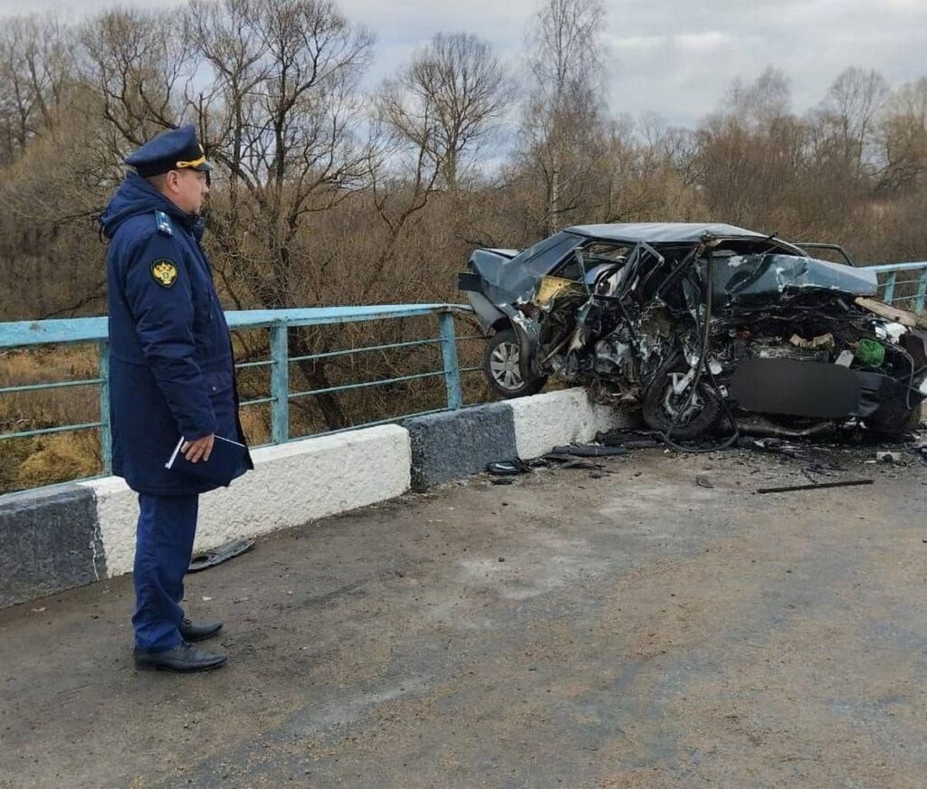 Трое погибли в лобовом столкновении автомобилей в Калужской области