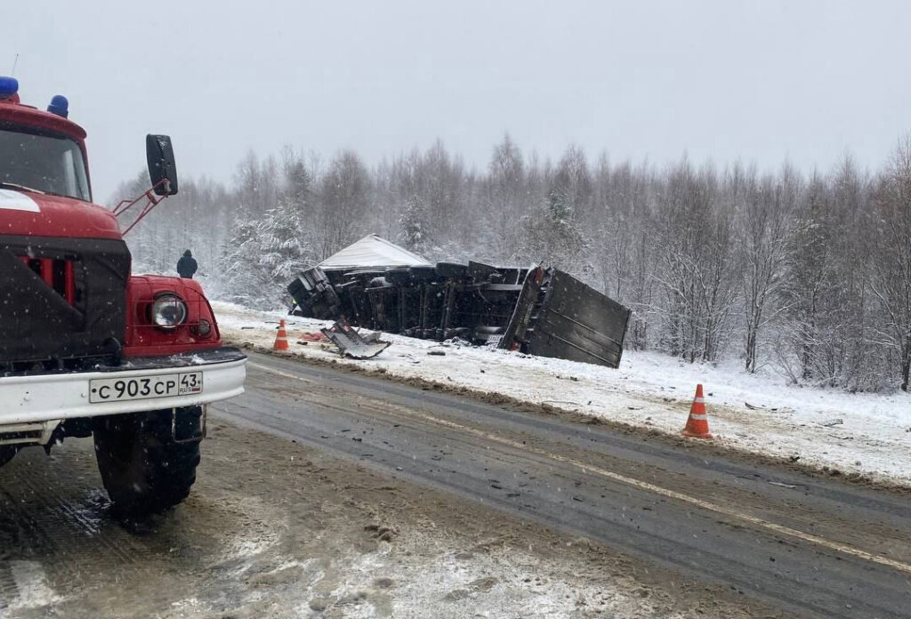 Многодетная семья попала в смертельное ДТП во время снегопада в Кировской области