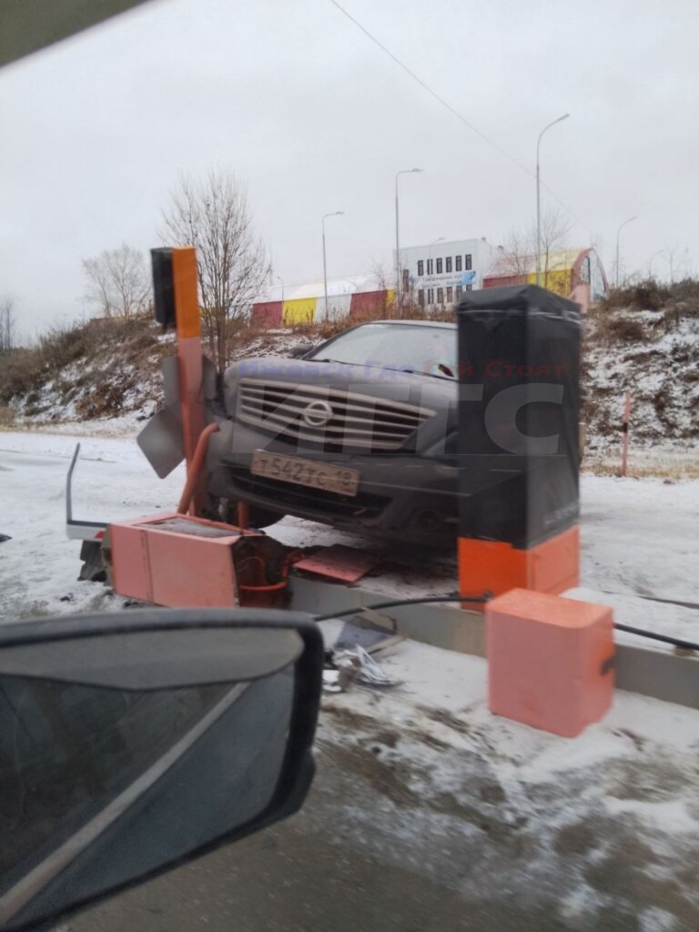 Infiniti занесло на скользкой дороге при въезде в Чекерил в Удмуртии