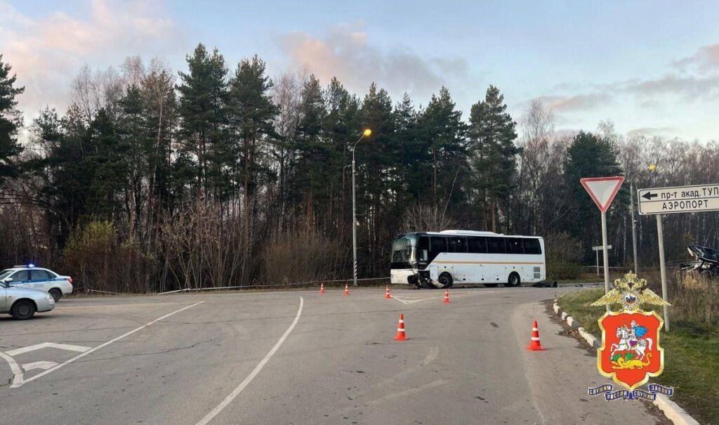 Момент смертельного ДТП в Подмосковье: предположительно пьяный водитель на внедорожнике врезался в автобус