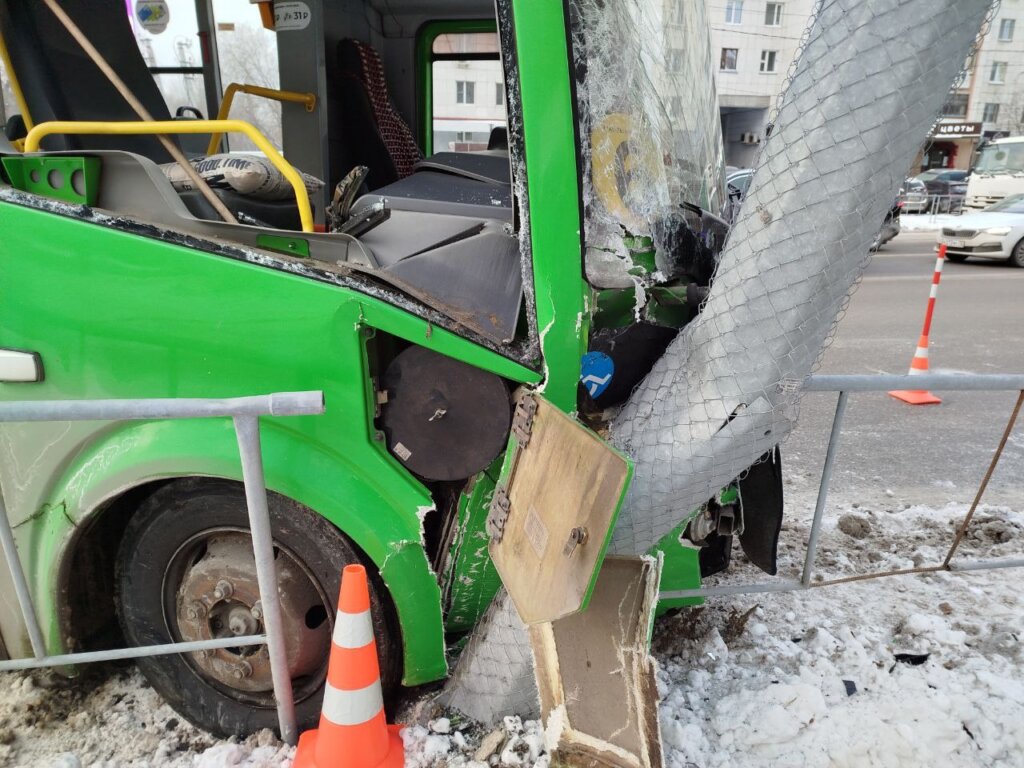 Автобус врезался в столб в Тюмени: пострадали 10 человек