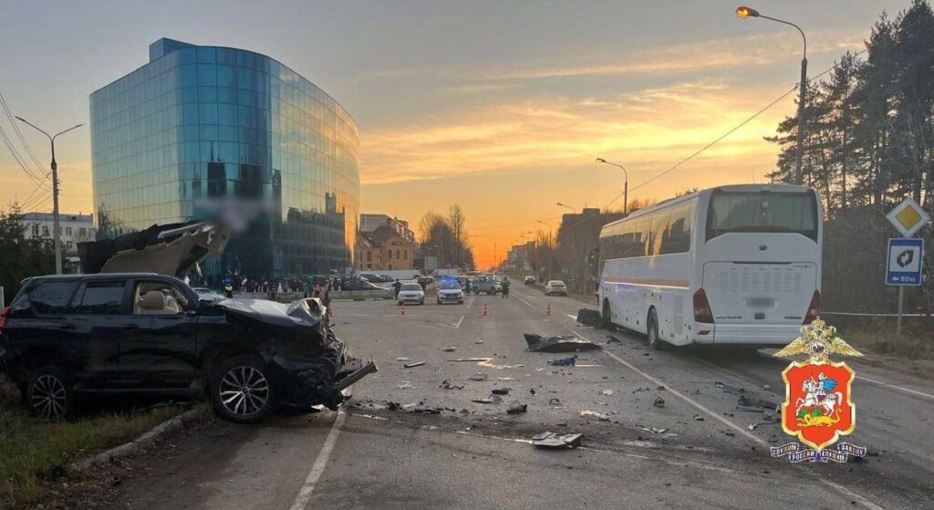 Момент смертельного ДТП в Подмосковье: предположительно пьяный водитель на внедорожнике врезался в автобус