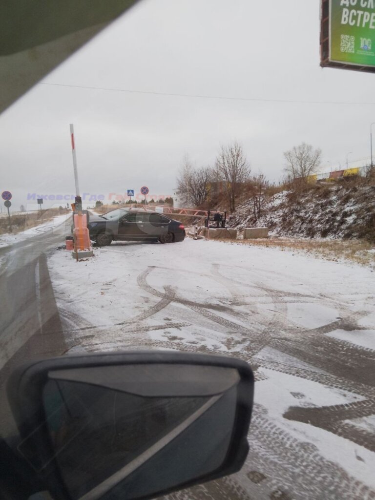 Infiniti занесло на скользкой дороге при въезде в Чекерил в Удмуртии