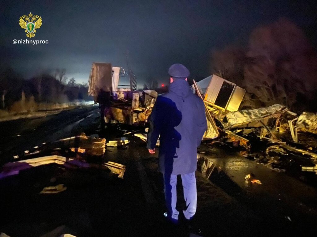 Две фуры столкнулись и загорелись на трассе М-7 в Нижегородской области: погибли два человека