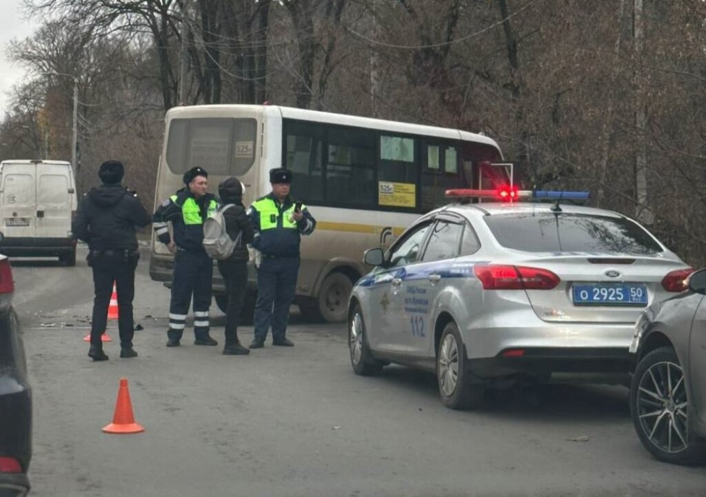 В Подмосковье пьяный мужчина угнал маршрутку и попал в ДТП, пытаясь скрыться от полиции