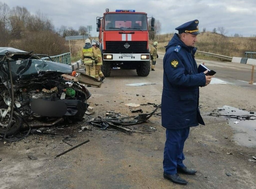 Трое погибли в лобовом столкновении автомобилей в Калужской области