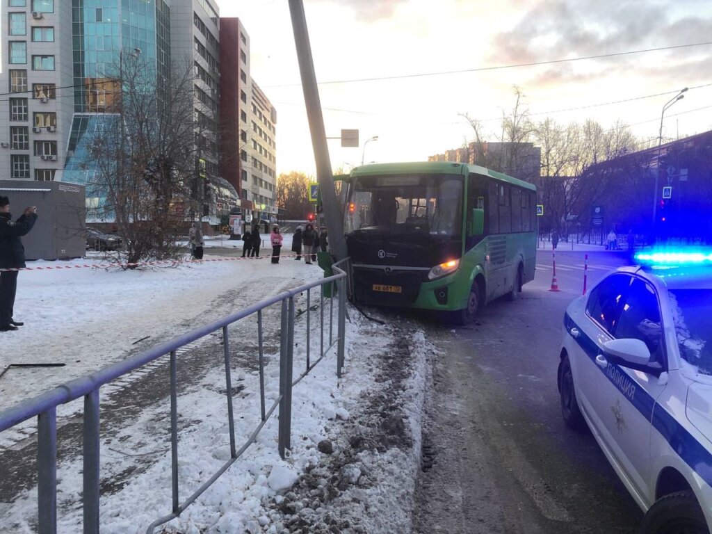 Автобус врезался в столб в Тюмени: пострадали 10 человек