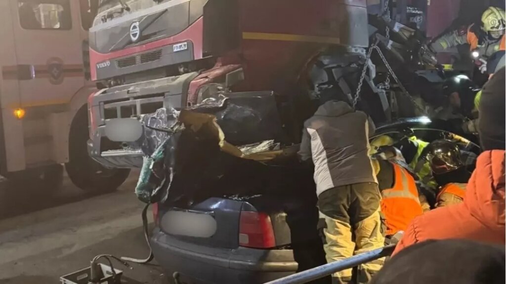 В Петрозаводске самосвал выехал на встречную полосу и врезался в легковой автомобиль: погибли два человека