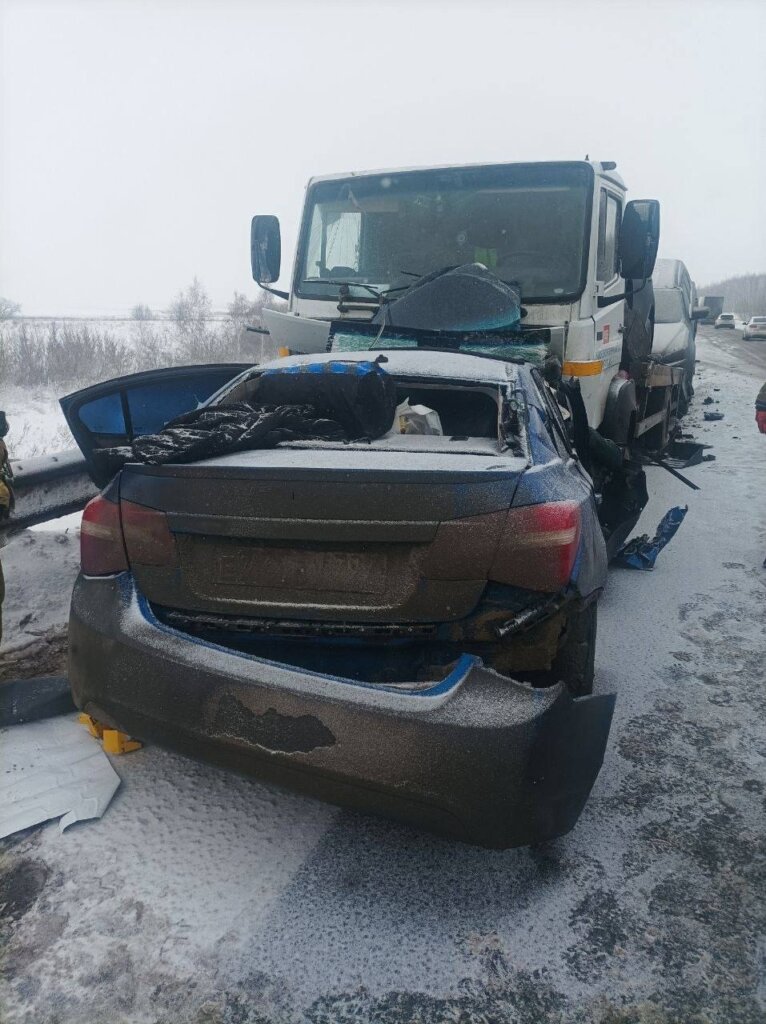 Предновогодняя трагедия в Оренбургской области: в ДТП с участием автовоза и легковушки погибли 4 человека