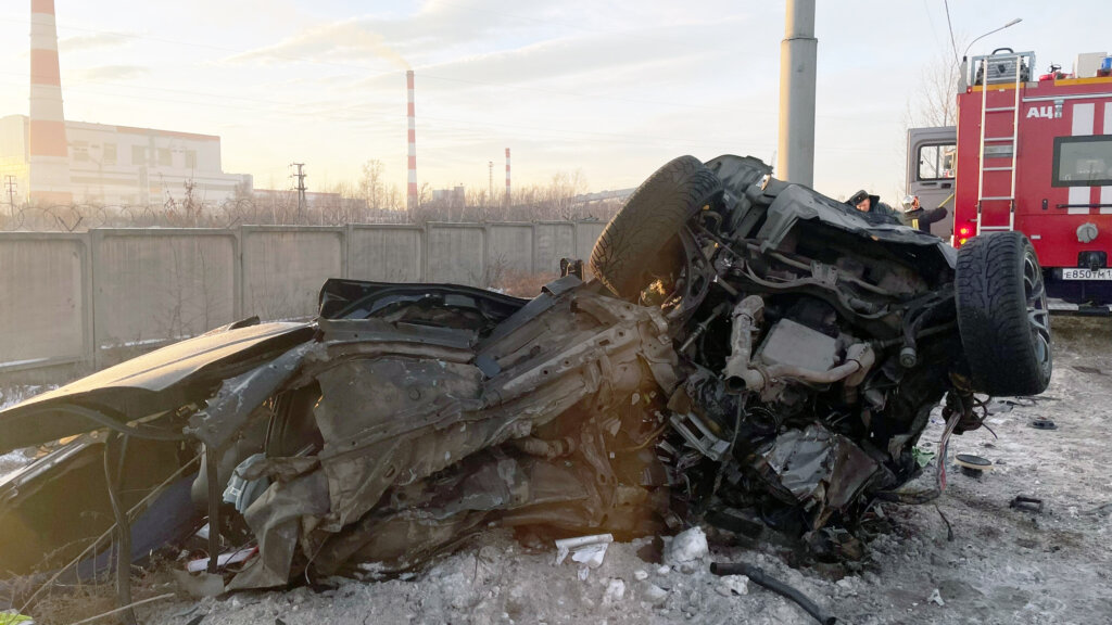 &#171;Не имел прав, учился в автошколе&#187;: Subaru разорвало на части в результате ДТП в Красноярске