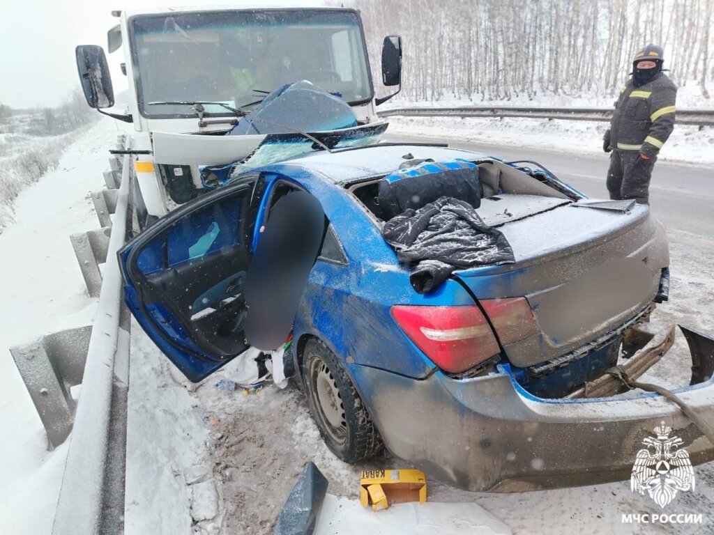 Предновогодняя трагедия в Оренбургской области: в ДТП с участием автовоза и легковушки погибли 4 человека