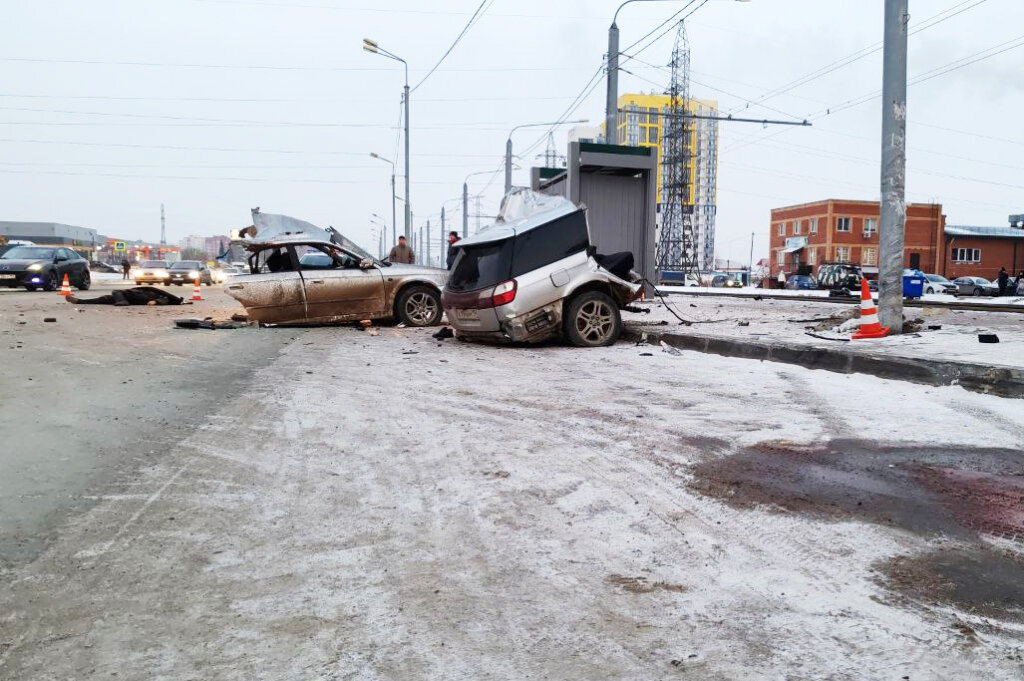 Subaru разорвало на части в результате ДТП в Новосибирске: погибли два пассажира