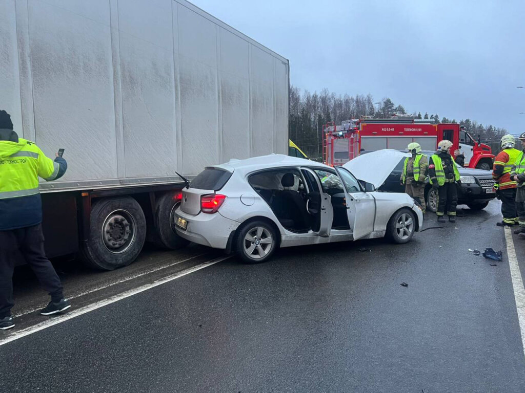 &#171;Не уступил дорогу&#187;: фура смяла BMW на трассе &#171;Кола&#187; в Карелии