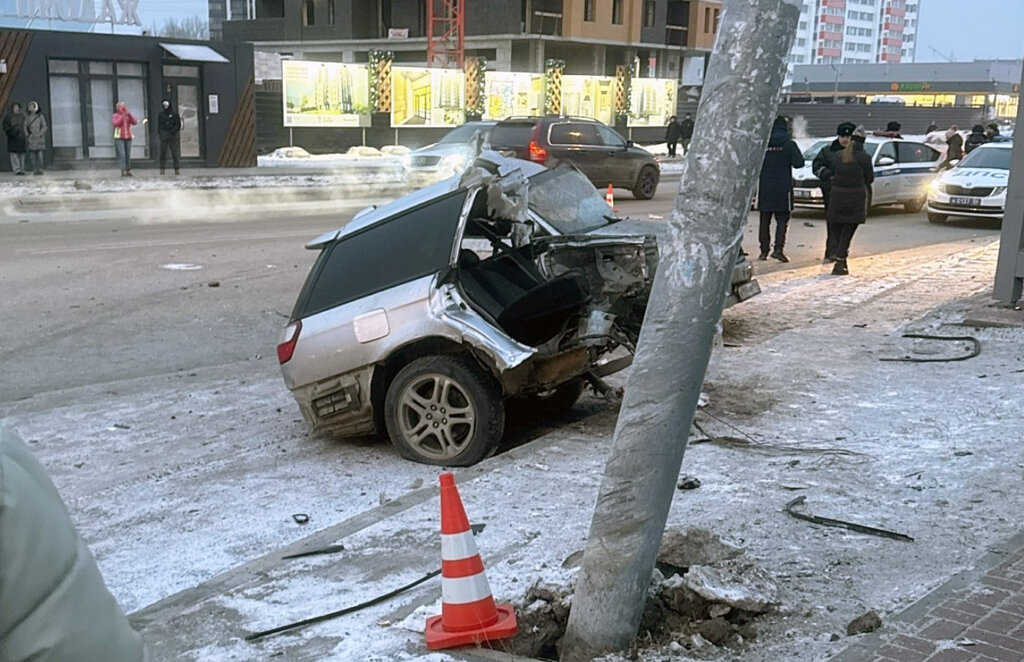 Subaru разорвало на части в результате ДТП в Новосибирске: погибли два пассажира