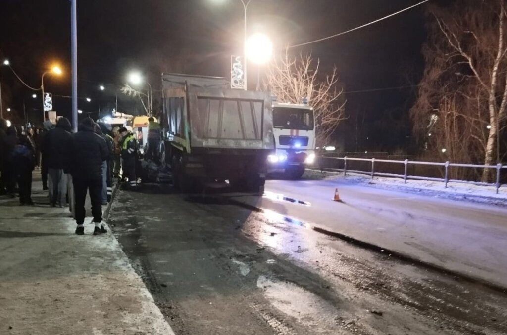 В Петрозаводске самосвал выехал на встречную полосу и врезался в легковой автомобиль: погибли два человека