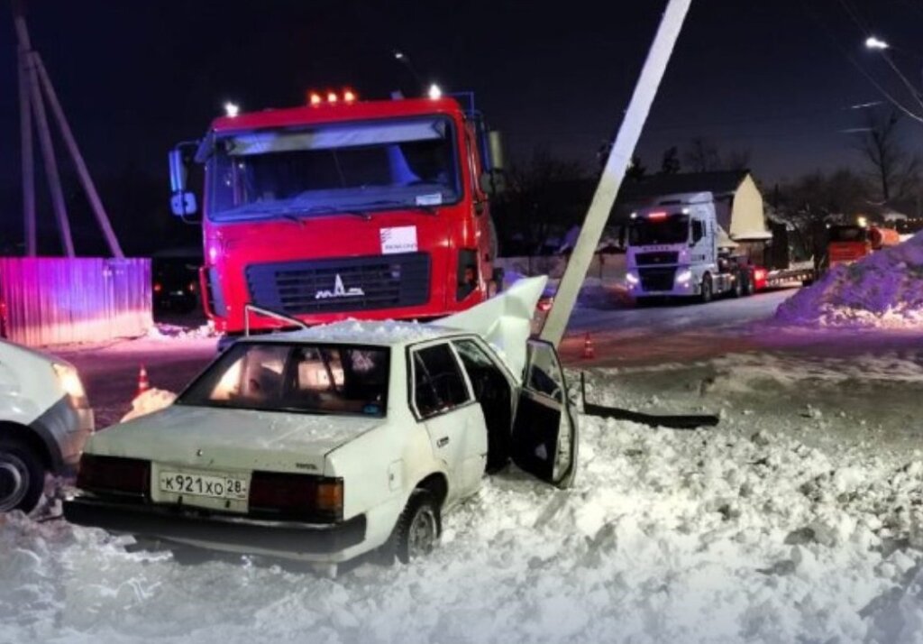 Грузовой автомобиль МАЗ и легковая Toyota столкнулись в Амурской области