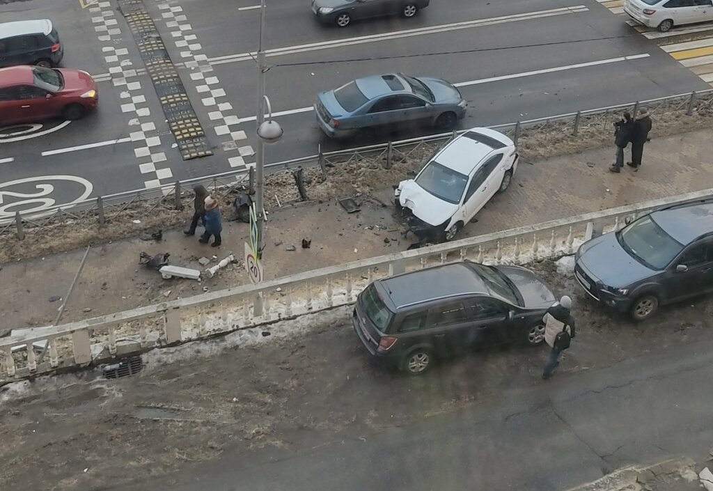 В Подмосковье пьяный мужчина на угнанном авто вылетел на тротуар и снёс ограждение